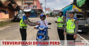 Bagikan Sticker dan Brosur Keselamatan: Upaya Satlantas Polres Sekadau Tingkatkan Kesadaran Masyarakat