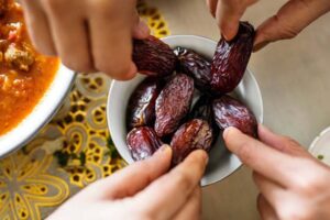 5 Efek Samping Konsumsi Buah Kurma Berlebihan, Salah Satunya Bikin Sakit Perut