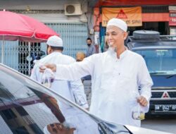 Wali Kota Dumai H. Paisal, SKM, MARS Bersama Rombongan Membagi Bagikan Takjil Menjelang Berbuka Puasa