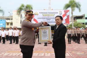 Lembaga Kajian Strategis Kepolisian Indonesia (LEMKAPI) Memberikan Penghargaan Presisi Award Kepada Kapolres Dumai