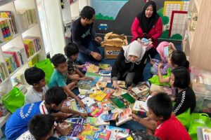 Hari Dongeng Sedunia, Anak-Anak RPTRA Kebon Sirih Girang Dapat Buku Bacaan dari MNC Peduli