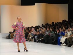 Mendadak Jadi Model IFW 2024, Novia Bachmid Tampil Atraktif dalam Balutan Dress Penuh Motif