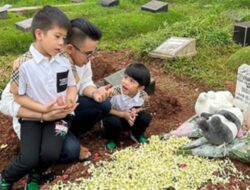 Ziarah, Anggi Pratama Ucap Janji Depan Makam Stevie Agnecya