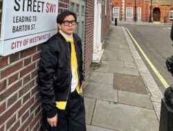 Armand Maulana Lebaran di London, Susul Anak yang sedang Sekolah