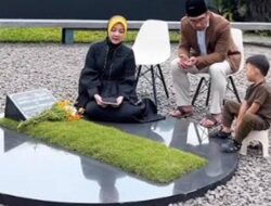 Atalia Praratya Menangis di Pusara Eril, Netizen Singgung Zara yang Lepas Hijab