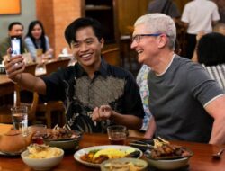 CEO Apple Tim Cook Nikmati Kuliner Khas Indonesia, Sapa Masyarakat Sambil Makan Sate Ayam