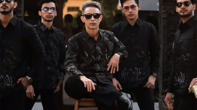 Viral! Driver Ojol Jadi Model Busana Batik Sukses Bikin Netizen Terpesona