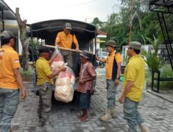 Memanusiakan Manusia, Satpol PP Jember Tertibkan Kakek Penjual Krupuk – BeritaNasional.ID