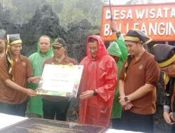 Diwarnai Hujan, Sandiaga Uno Serahkan Anugerah Desa Wisata Indonesia pada Desa Balleangin Pangkep