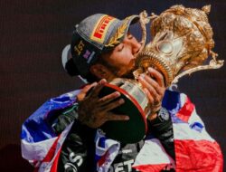 Lewis Hamilton Meneteskan Air Mata usai Kemenangan Emosional GP Inggris 2024