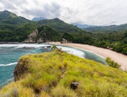 5 Pantai Pasir Putih Terindah di NTT, Nomor 4 Surga bagi Peselancar