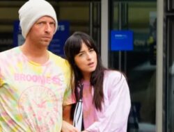 Chris Martin dan Dakota Johnson Dikabarkan Putus setelah 7 Tahun Bersama