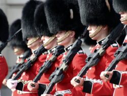 Kenapa Royal Guard di Istana Buckingham Inggris Tidak Boleh Tertawa saat Berjaga?