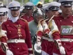 Viral! Momen Kocak Seorang Pemotor Terjebak di Tengah Barisan Gerak Jalan