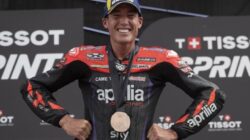 Aleix Espargaro Banjir Hadiah dari Fans Jelang MotoGP Indonesia 2024