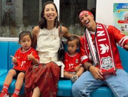 Foto-foto Jennifer Bachdim Naik MRT Nonton Timnas Indonesia di GBK, Ajak 2 Anak