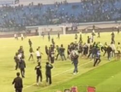 PT LIB Sesalkan Bobotoh Masuk Lapangan dan Pukul Steward usai Laga Persib vs Persija