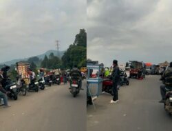 Puncak Bogor Kembali Dipenuhi PKL yang Buka Lapak Dadakan Pakai Kendaraan usai Ditertibkan