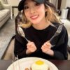 Girangnya Sandara Park Makan Nasi Goreng usai Konser 2NE1 di Jakarta