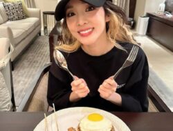 Girangnya Sandara Park Makan Nasi Goreng usai Konser 2NE1 di Jakarta