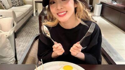 Girangnya Sandara Park Makan Nasi Goreng usai Konser 2NE1 di Jakarta