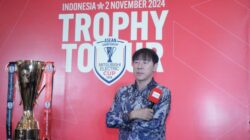 Shin Tae-yong Tebar Senyum saat Dihadapkan Trofi Piala AFF