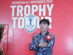 Shin Tae-yong Tebar Senyum saat Dihadapkan Trofi Piala AFF