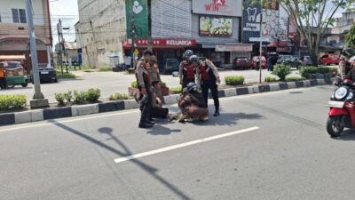 Respons Cepat Personel Sat Samapta Polres Dumai Membantu Pengendara Terjatuh Yang Mengalami luka.